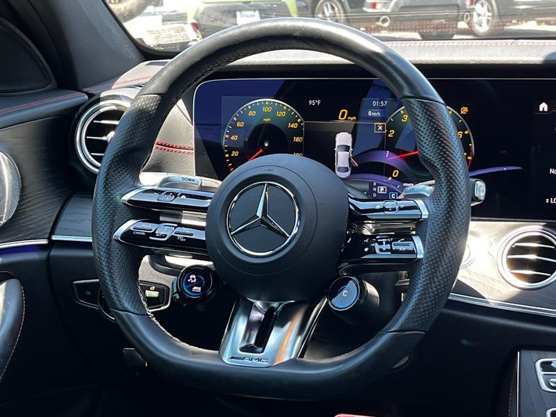 Mercedes-Benz E-Class Vehicle Full-screen Gallery Image 11