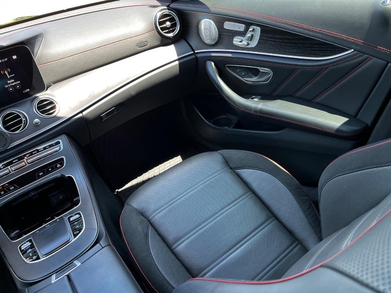 Mercedes-Benz E-Class Vehicle Full-screen Gallery Image 12