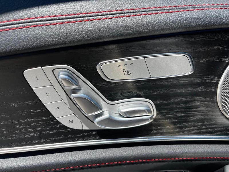 Mercedes-Benz E-Class Vehicle Full-screen Gallery Image 14