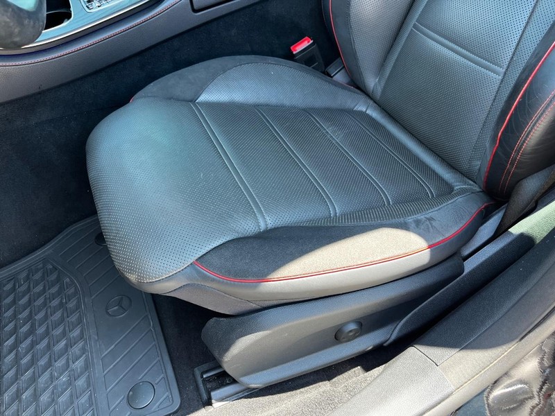 Mercedes-Benz E-Class Vehicle Full-screen Gallery Image 15