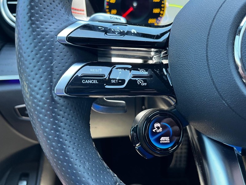 Mercedes-Benz E-Class Vehicle Full-screen Gallery Image 16