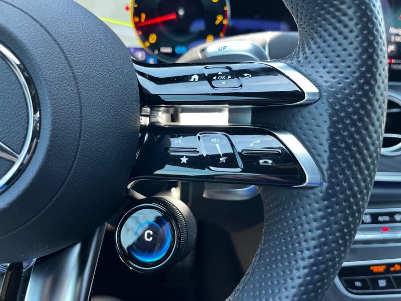 Mercedes-Benz E-Class Vehicle Full-screen Gallery Image 17