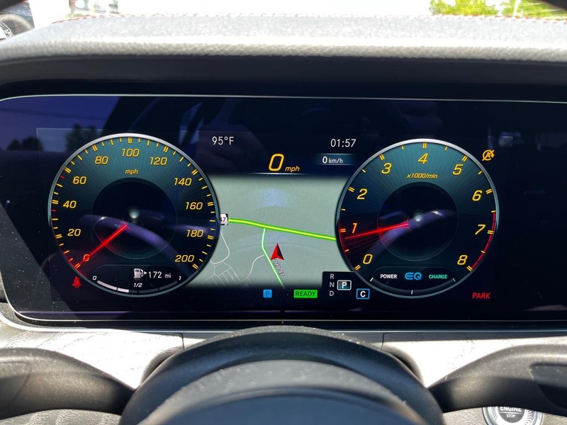 Mercedes-Benz E-Class Vehicle Full-screen Gallery Image 18