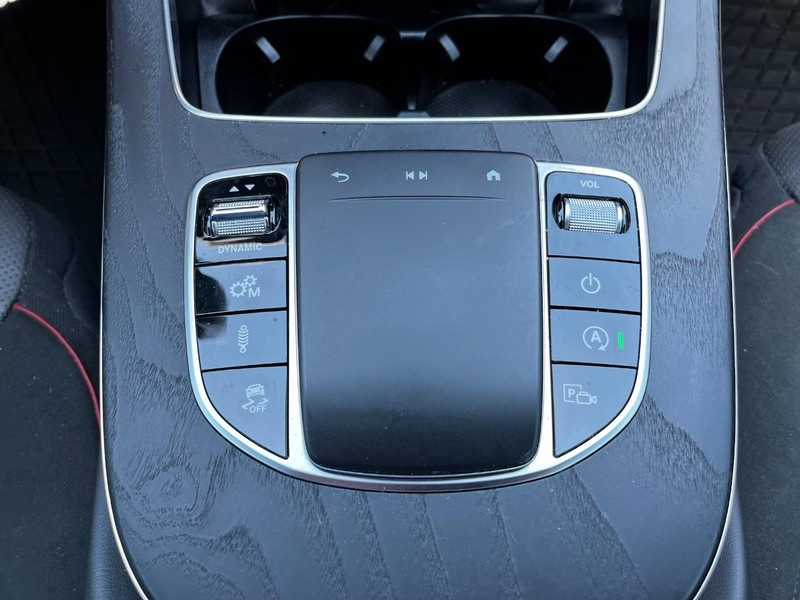 Mercedes-Benz E-Class Vehicle Full-screen Gallery Image 19