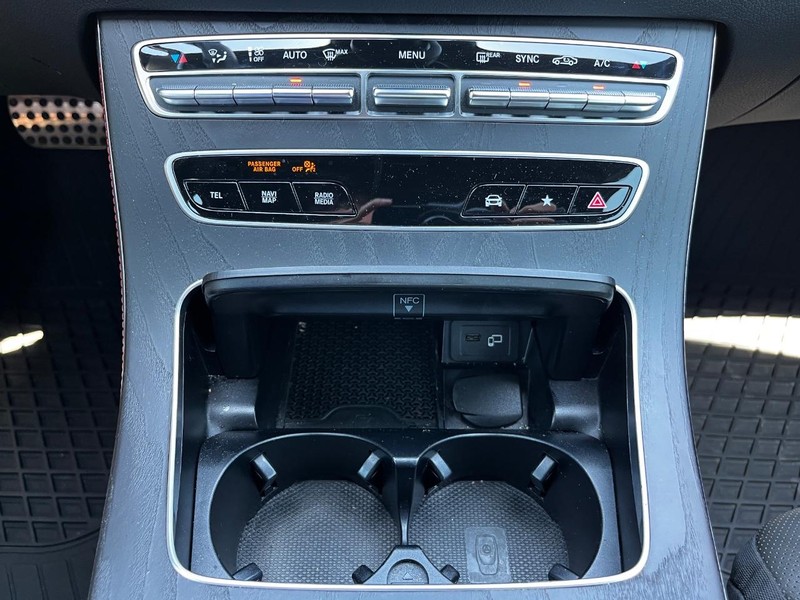 Mercedes-Benz E-Class Vehicle Full-screen Gallery Image 20