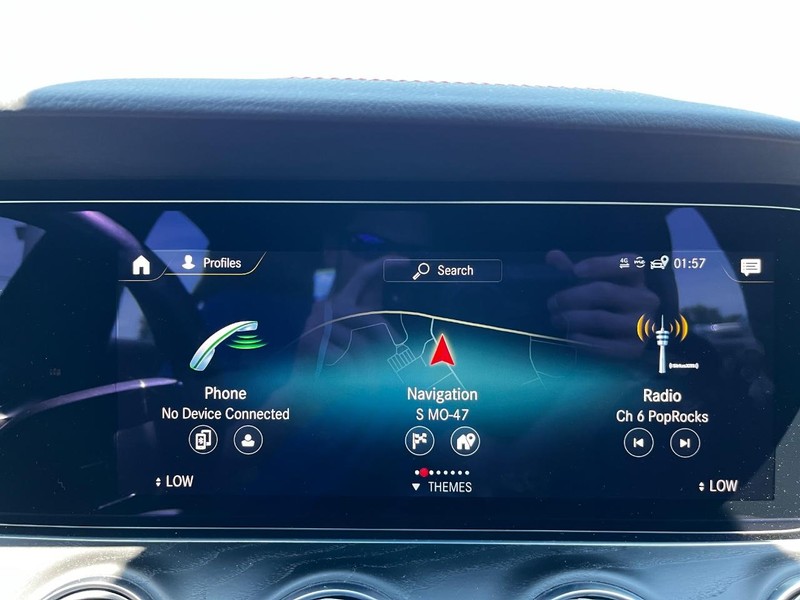 Mercedes-Benz E-Class Vehicle Full-screen Gallery Image 21