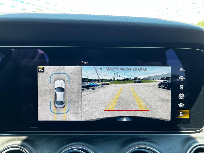 Mercedes-Benz E-Class Vehicle Full-screen Gallery Image 22