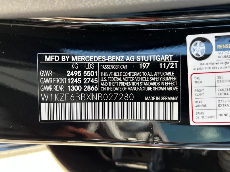 Mercedes-Benz E-Class Vehicle Full-screen Gallery Image 23