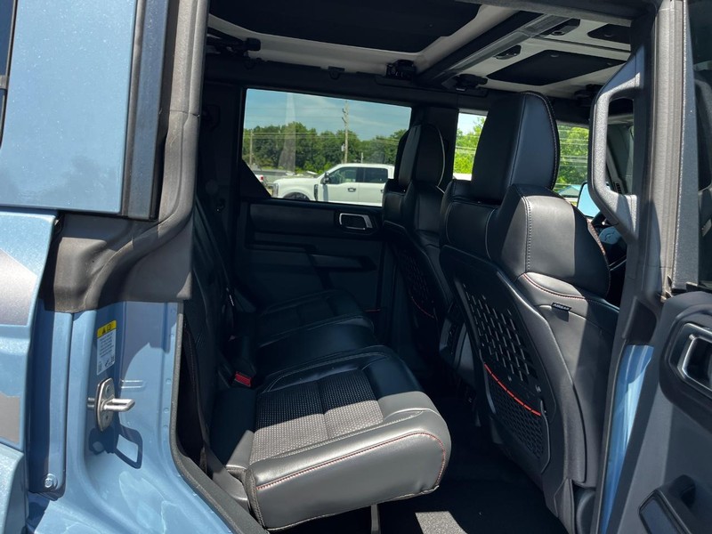 Ford Bronco Vehicle Full-screen Gallery Image 04