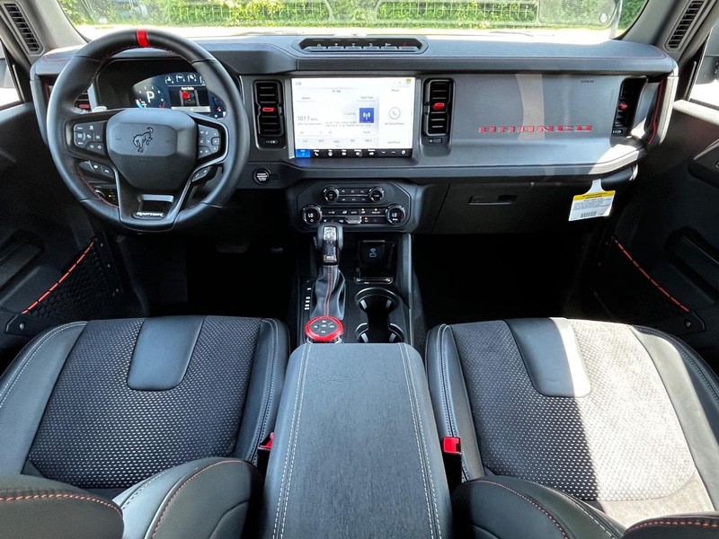 Ford Bronco Vehicle Full-screen Gallery Image 05