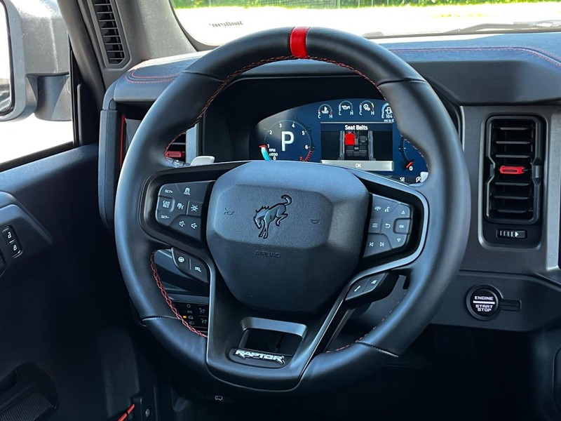 Ford Bronco Vehicle Full-screen Gallery Image 06