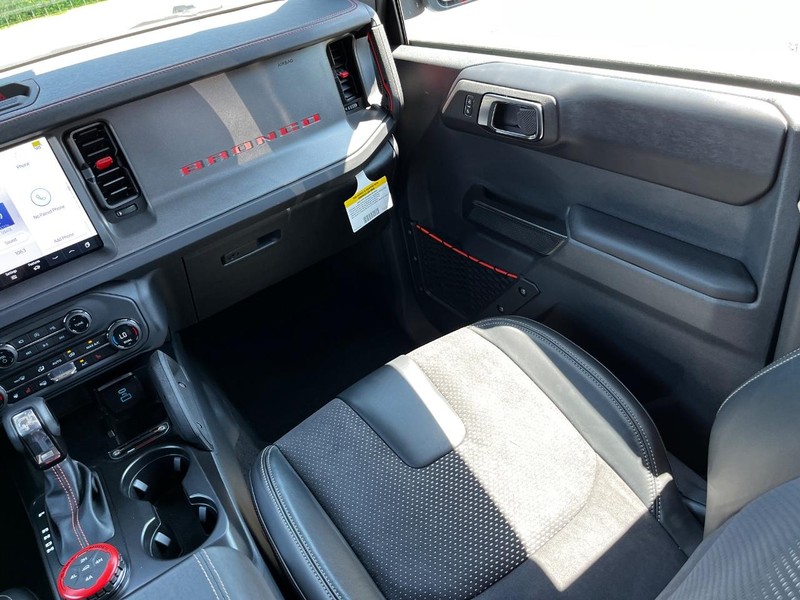 Ford Bronco Vehicle Full-screen Gallery Image 07