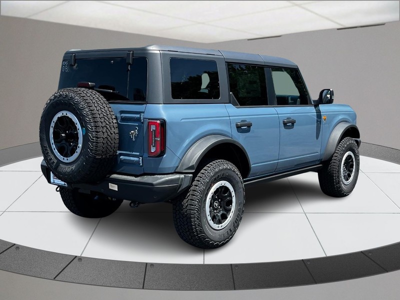 Ford Bronco Vehicle Full-screen Gallery Image 03