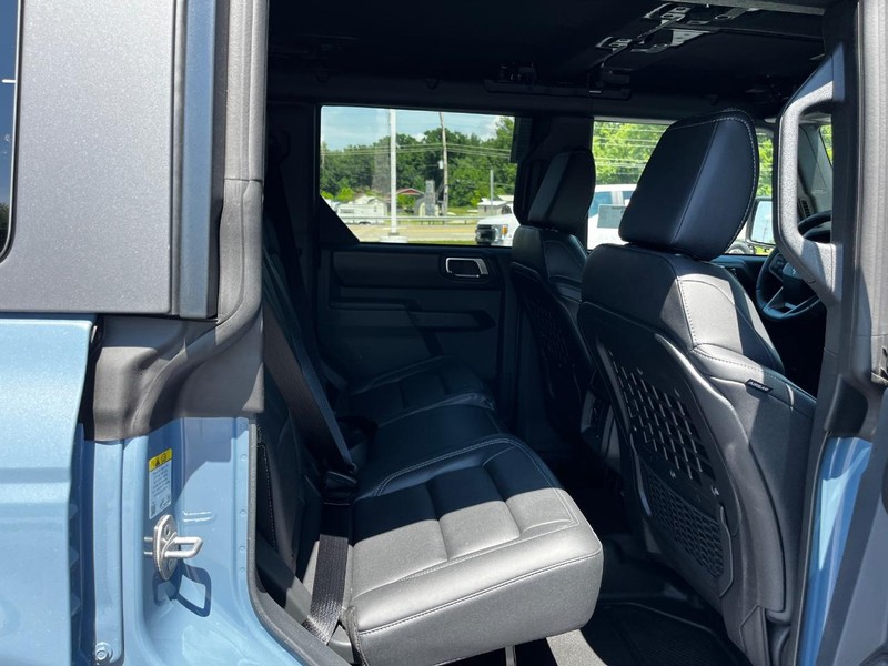 Ford Bronco Vehicle Full-screen Gallery Image 04