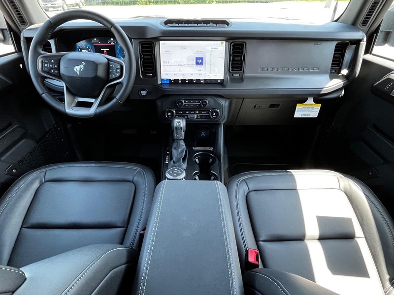 Ford Bronco Vehicle Full-screen Gallery Image 05