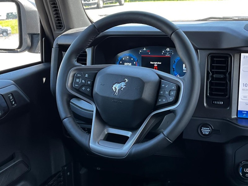 Ford Bronco Vehicle Full-screen Gallery Image 06