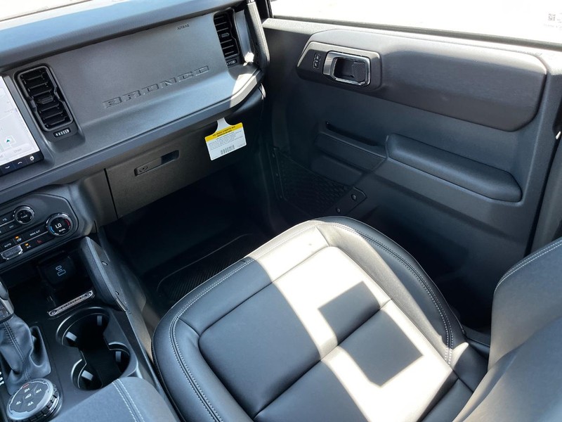 Ford Bronco Vehicle Full-screen Gallery Image 07