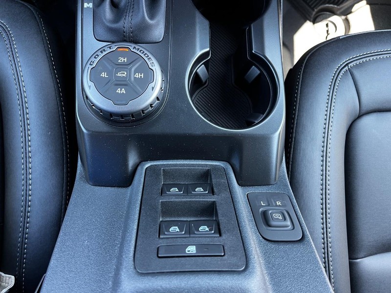 Ford Bronco Vehicle Full-screen Gallery Image 12