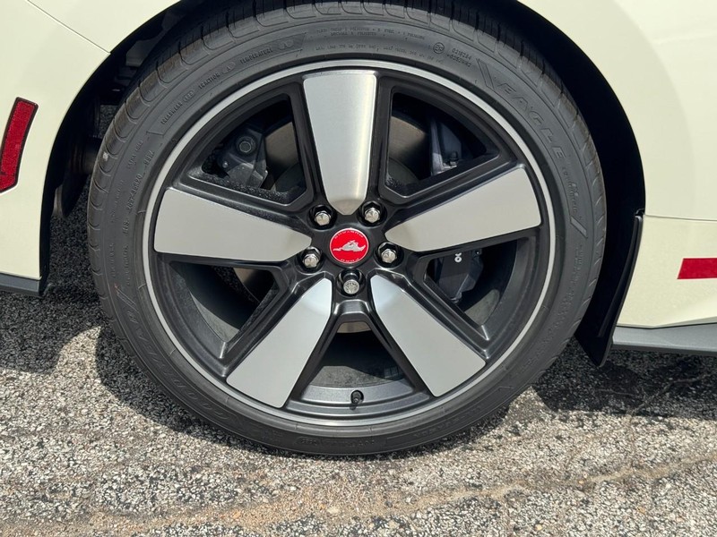 Ford Mustang Vehicle Full-screen Gallery Image 05