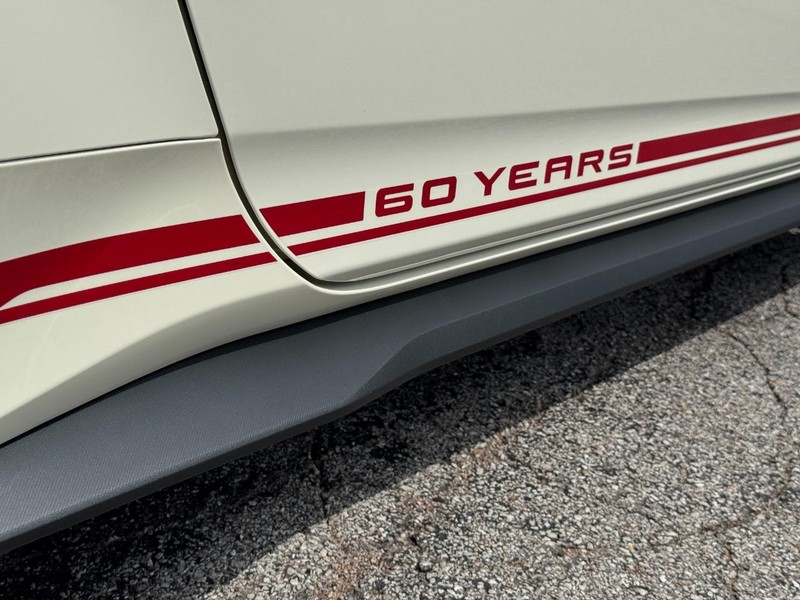 Ford Mustang Vehicle Full-screen Gallery Image 06