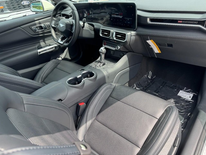 Ford Mustang Vehicle Full-screen Gallery Image 08