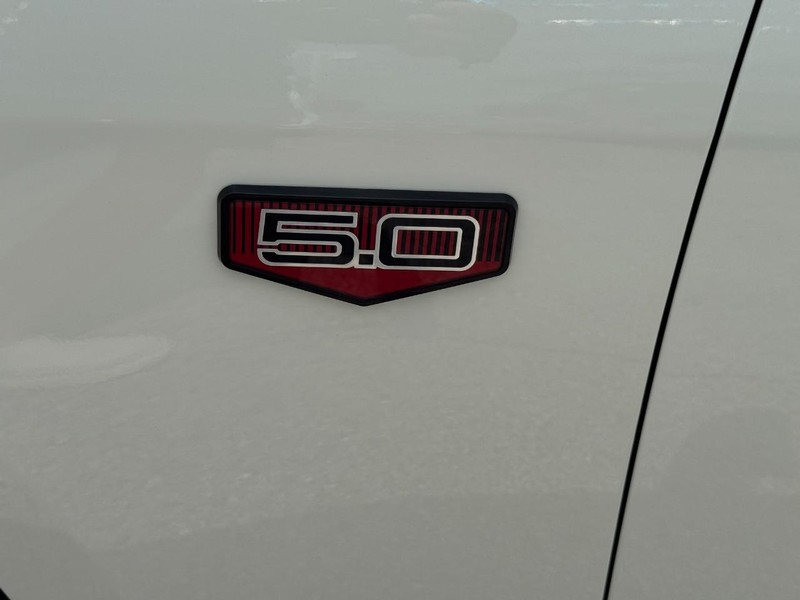 Ford Mustang Vehicle Full-screen Gallery Image 11