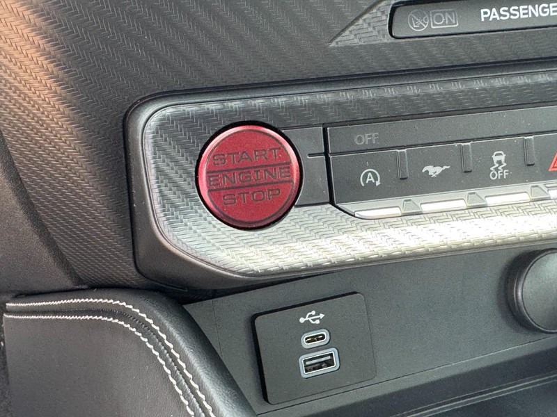 Ford Mustang Vehicle Full-screen Gallery Image 19