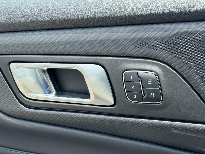 Ford Mustang Vehicle Full-screen Gallery Image 20