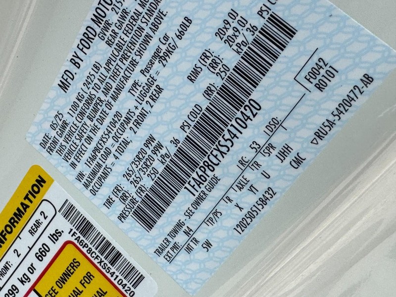 Ford Mustang Vehicle Full-screen Gallery Image 22