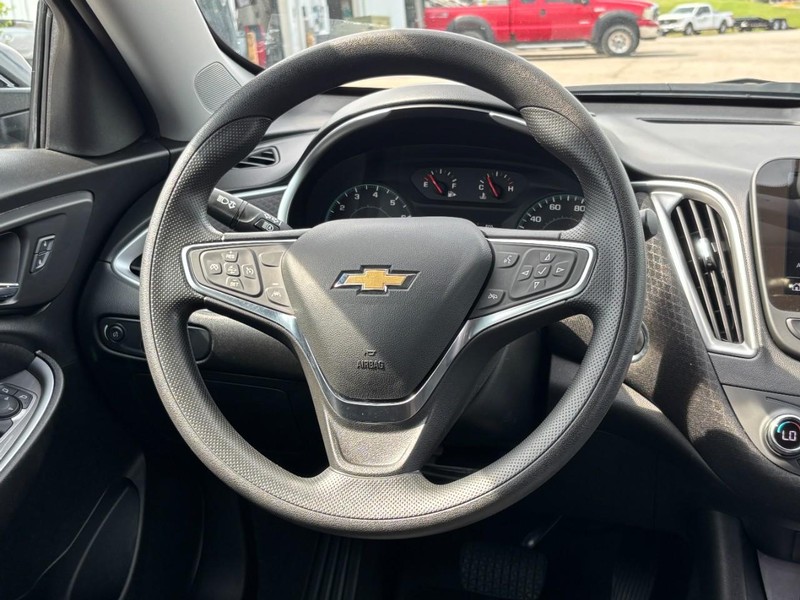 Chevrolet Malibu Vehicle Full-screen Gallery Image 12