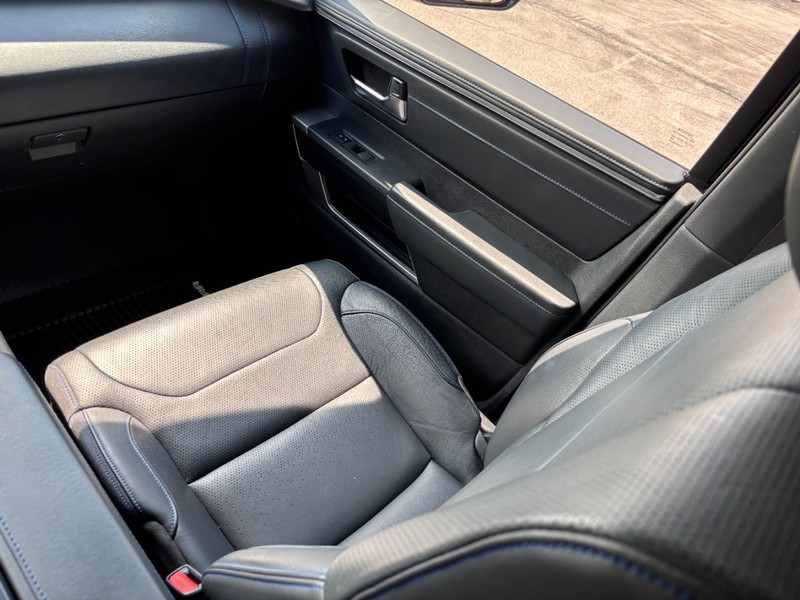 Toyota Tundra 4WD Vehicle Full-screen Gallery Image 15