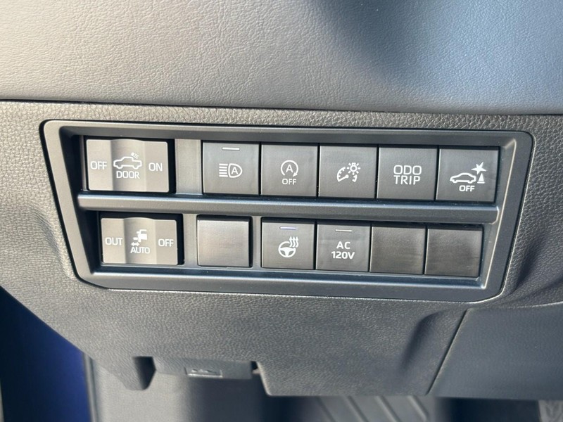 Toyota Tundra 4WD Vehicle Full-screen Gallery Image 16