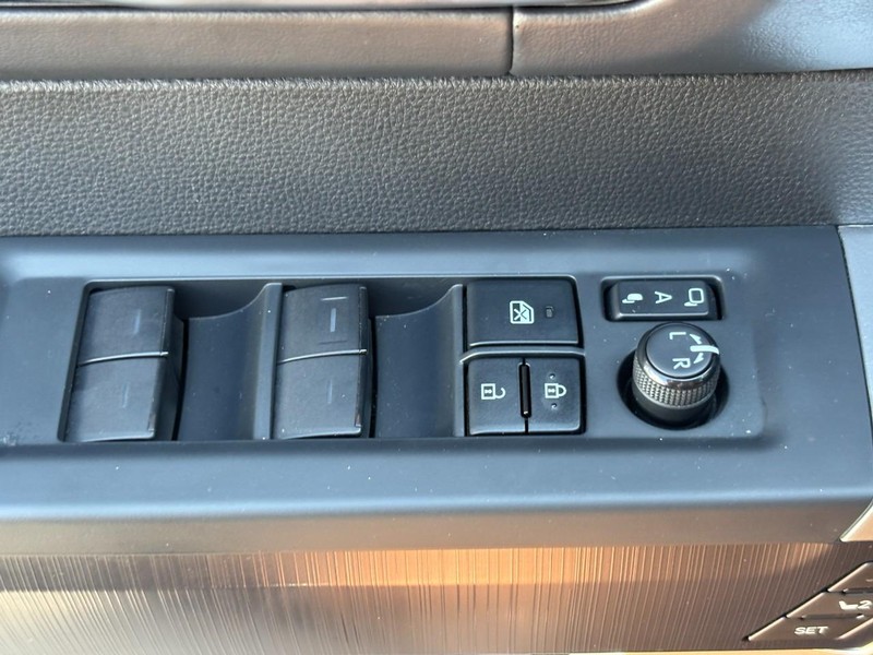 Toyota Tundra 4WD Vehicle Full-screen Gallery Image 24