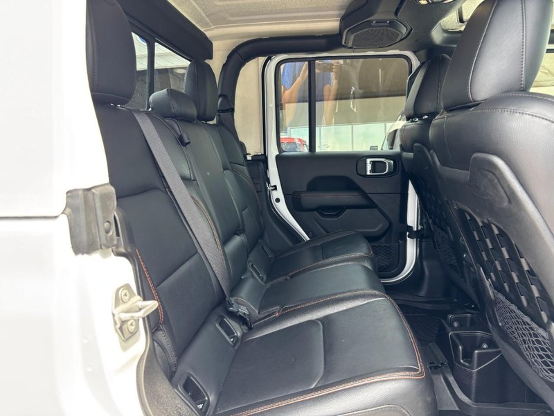 Jeep Gladiator Vehicle Full-screen Gallery Image 10