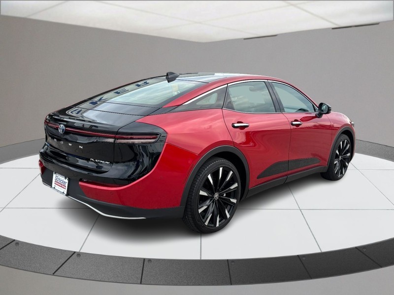 Toyota Crown Vehicle Full-screen Gallery Image 03