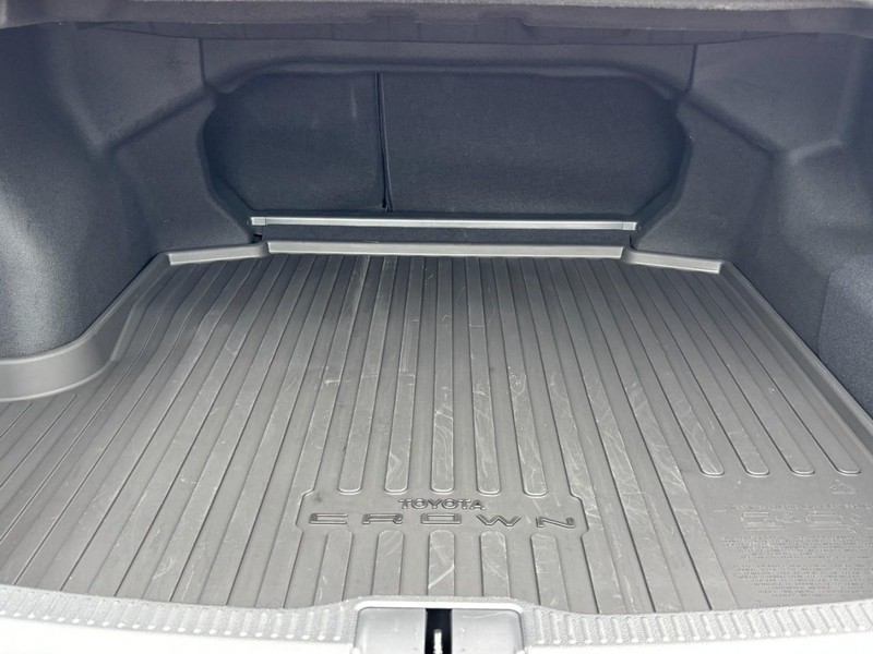 Toyota Crown Vehicle Full-screen Gallery Image 04