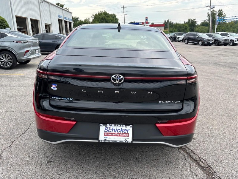 Toyota Crown Vehicle Full-screen Gallery Image 05