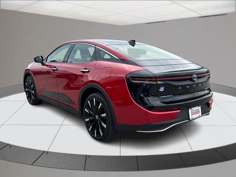 Toyota Crown Vehicle Full-screen Gallery Image 06