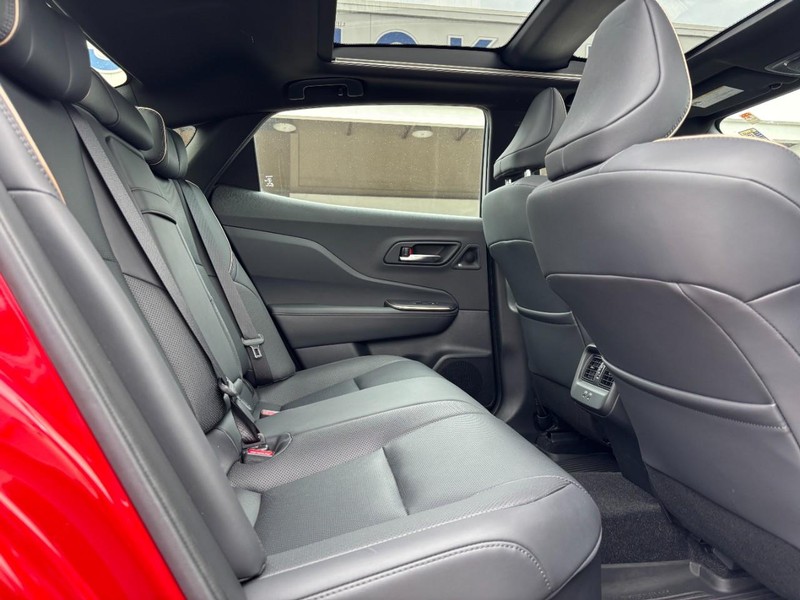 Toyota Crown Vehicle Full-screen Gallery Image 10