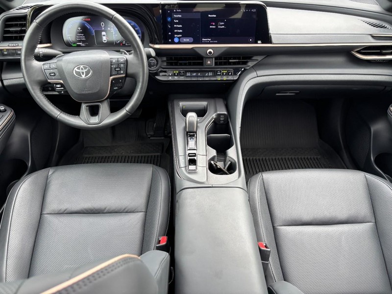 Toyota Crown Vehicle Full-screen Gallery Image 11