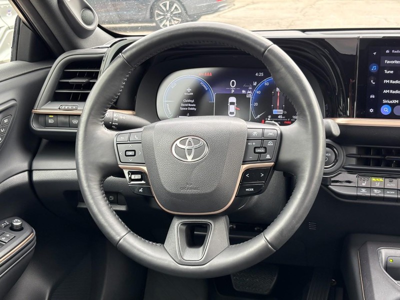 Toyota Crown Vehicle Full-screen Gallery Image 12