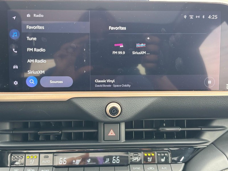 Toyota Crown Vehicle Full-screen Gallery Image 13