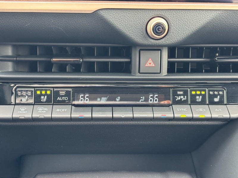 Toyota Crown Vehicle Full-screen Gallery Image 14