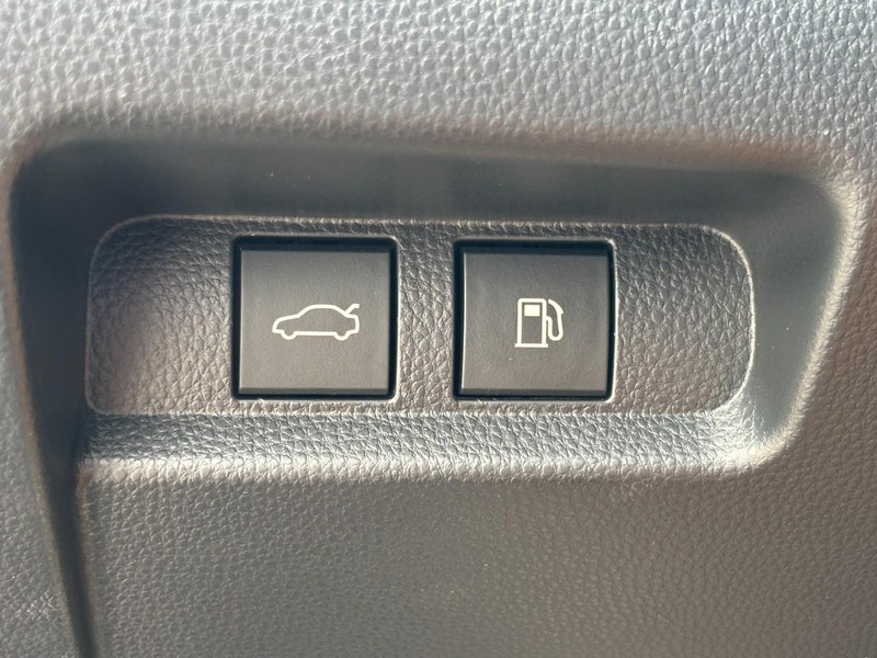 Toyota Crown Vehicle Full-screen Gallery Image 16