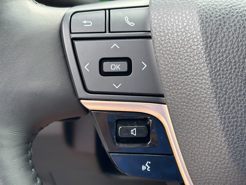 Toyota Crown Vehicle Full-screen Gallery Image 17