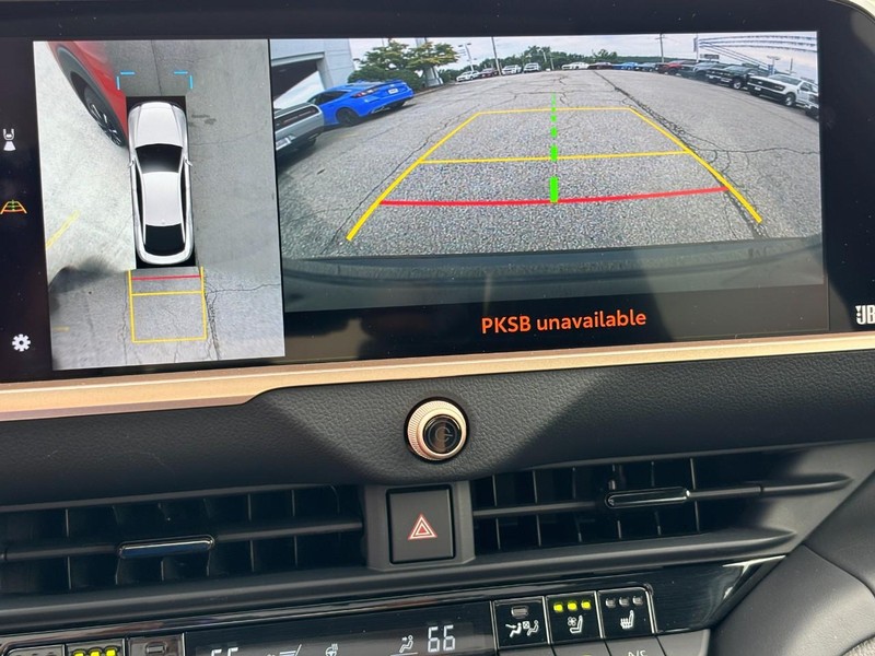 Toyota Crown Vehicle Full-screen Gallery Image 21