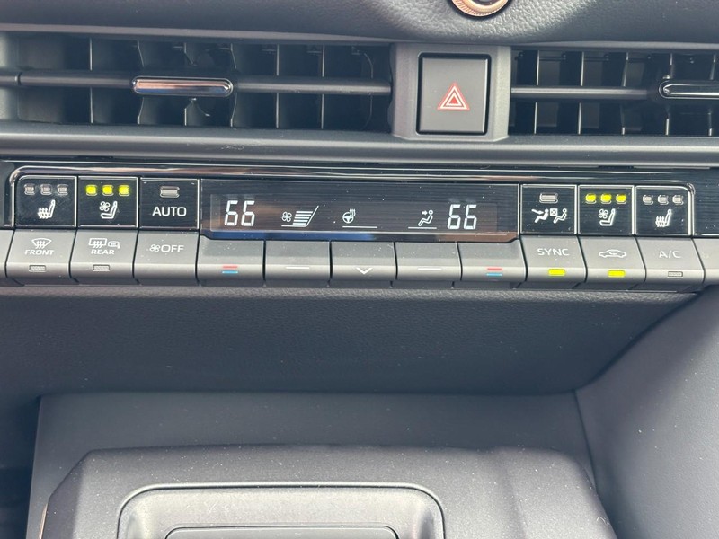 Toyota Crown Vehicle Full-screen Gallery Image 22