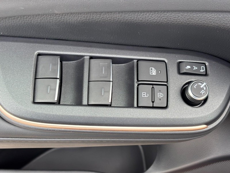 Toyota Crown Vehicle Full-screen Gallery Image 23