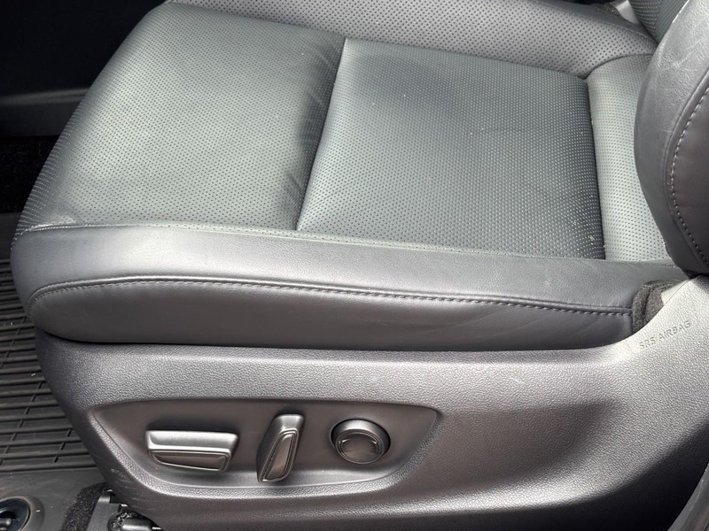 Toyota Crown Vehicle Full-screen Gallery Image 24