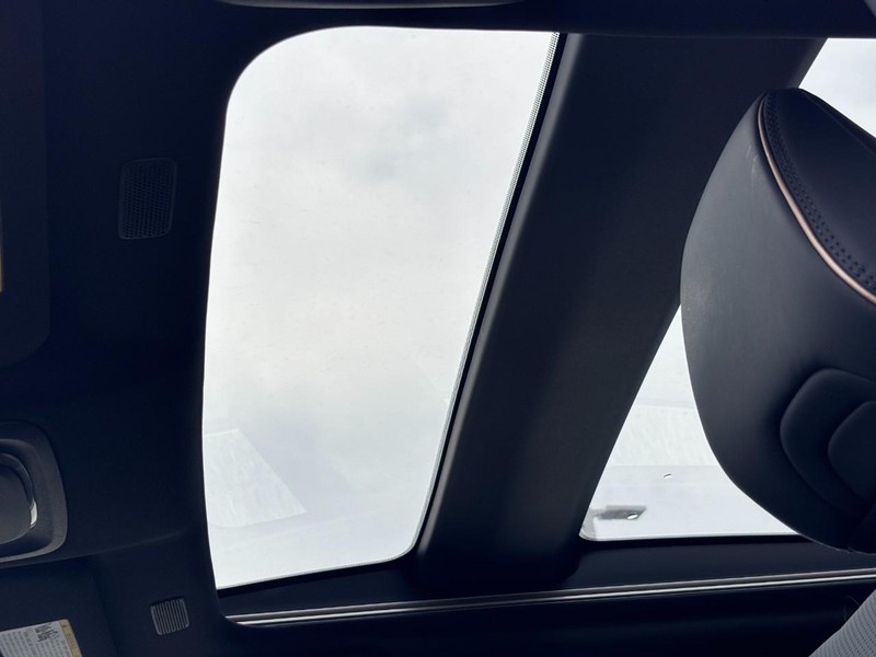 Toyota Crown Vehicle Full-screen Gallery Image 25